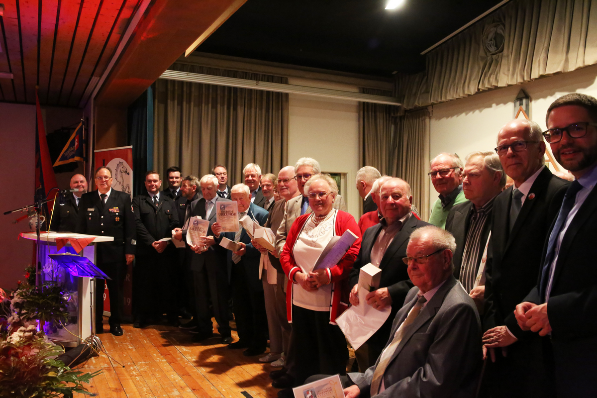 Die Jubilare auf der Bühne in der Mehrzweckhalle